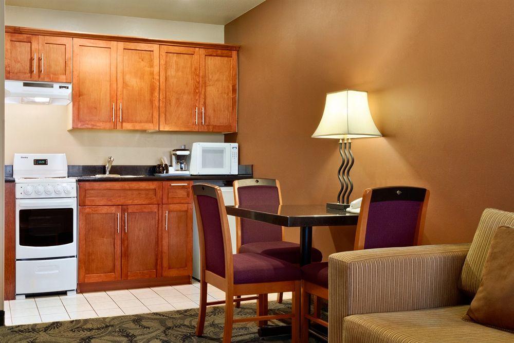 Poco Inn And Suites Hotel And Conference Center بورت كوكويتلام المظهر الخارجي الصورة